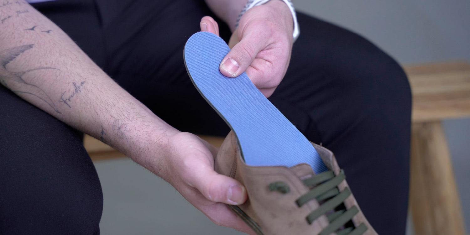 כיצד ניתן להתמודד עם הזעת יתר בכפות הרגליים?