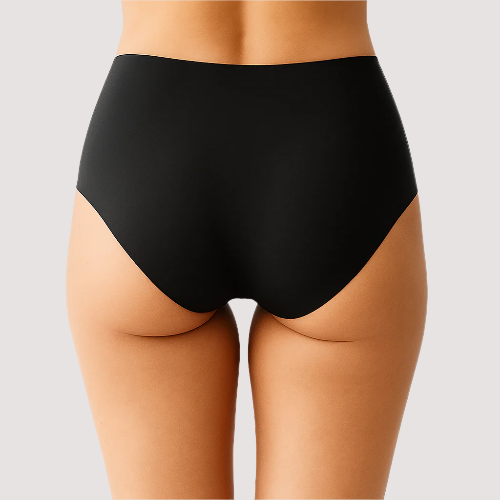 אישה לובשת תחתון שחור בגזרה גבוהה