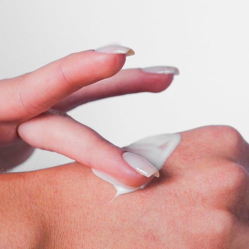 מריחת קרם iDry PureDry על עור היד – טיפול להזעת יתר ולטיפוח העור